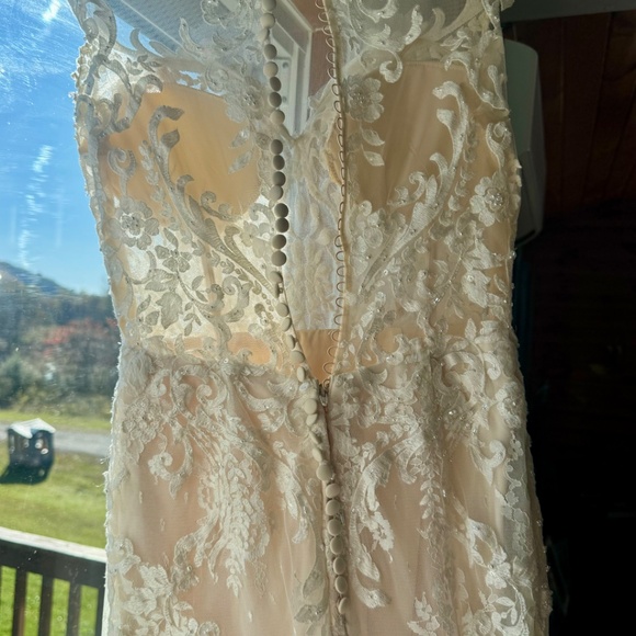 Wedding gown - Picture 4 of 11